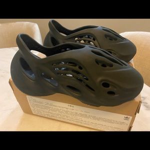 Authentic Yeezy foam runner💙 size 4 unisex